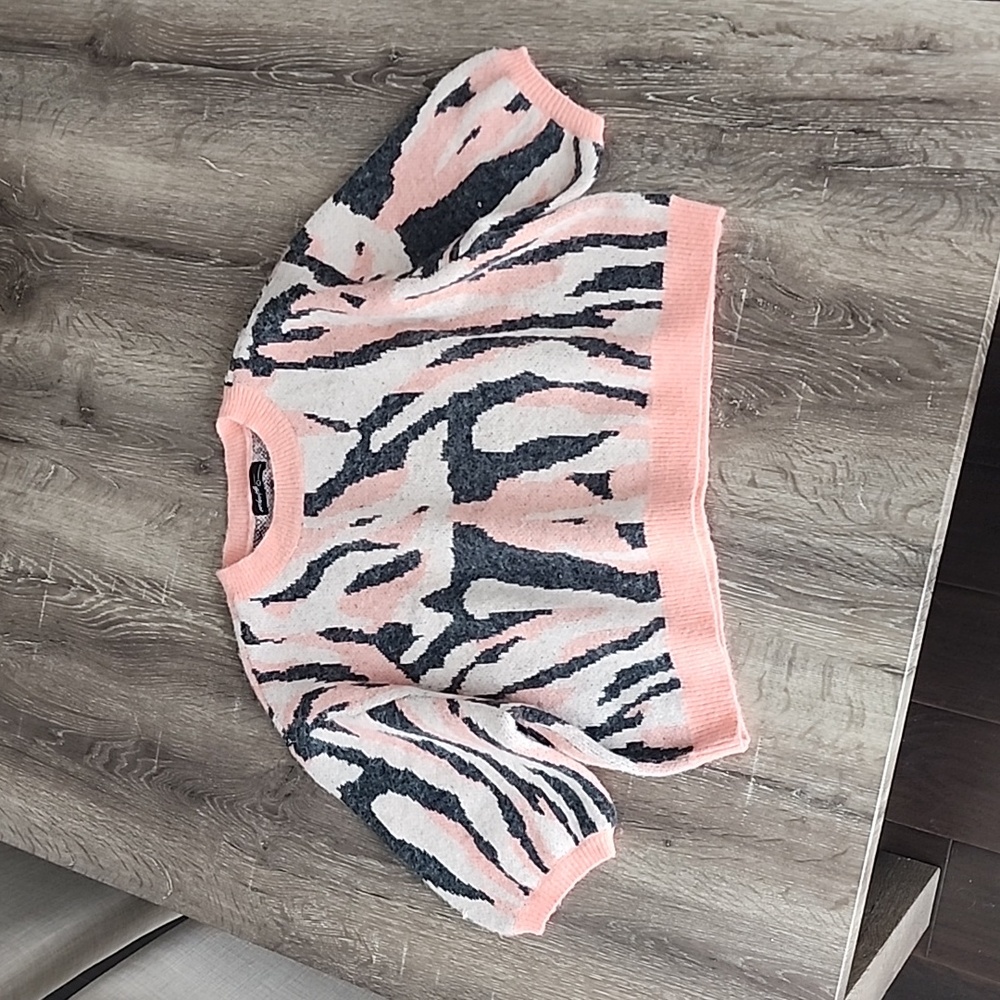 ONTWELFTH Abstract Animal Print Fuzzy Knit Short Sleeve Sweater Top Large